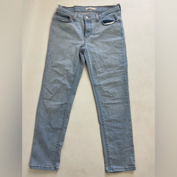 Levi's Boyfriend Straight Leg Jeans in Light Blue Wash. Size 27 - Picture 2 of 10
